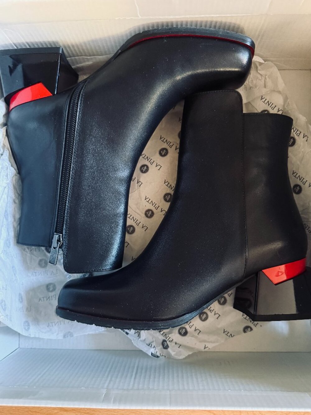 Black ankle leather booties La Pinta with a side zipper and a block heel, fits 7